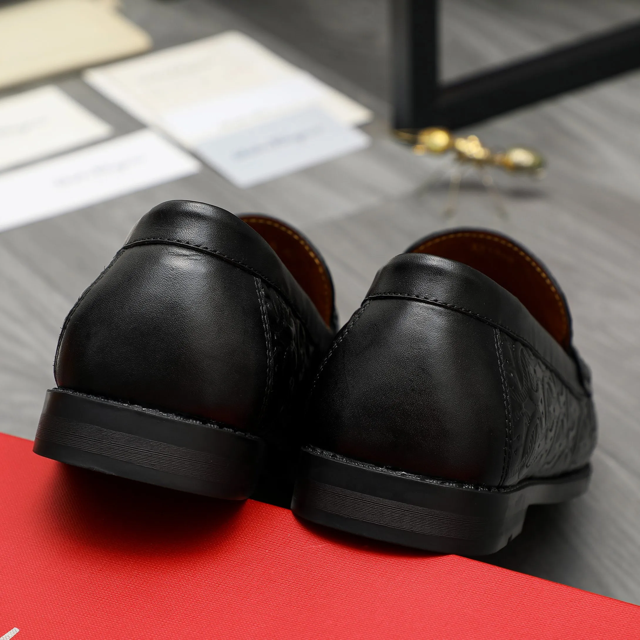 Men's shoes 💰400 Product trademark: Ferragamo "Ferragamo" business casual slip-on shoes Regular size: 38-45 (45. Customized, non-returnable) Product materials: Selected embossed cowhide upper, cowhide lining, rubber outsole